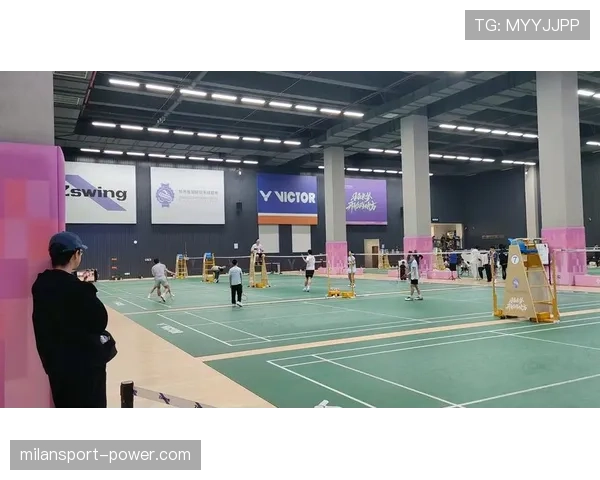 郑思维还在羽毛球馆苦练，五分钟后就拎着大牌出来当C位——这生活差距让我笑出声
